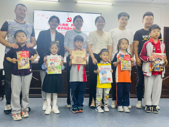 厦门成同机电制造有限公司随(sui)州分院(yuàn)開展“童(tong)心向黨(dang)`共沐書(shu)香”親子(zi)閱讀活(huó)動