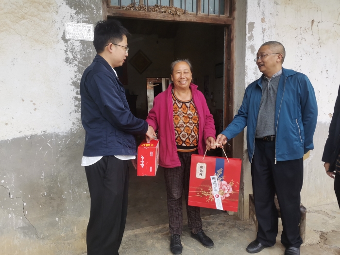 荊門分院中秋(qiu)、國慶節前走訪(fǎng)慰問包聯戶_2